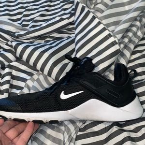 Women’s black and white nike tennis shoes